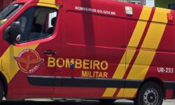 Motociclista fica ferida após acidente entre carro e moto na Avenida JK, em Catalão