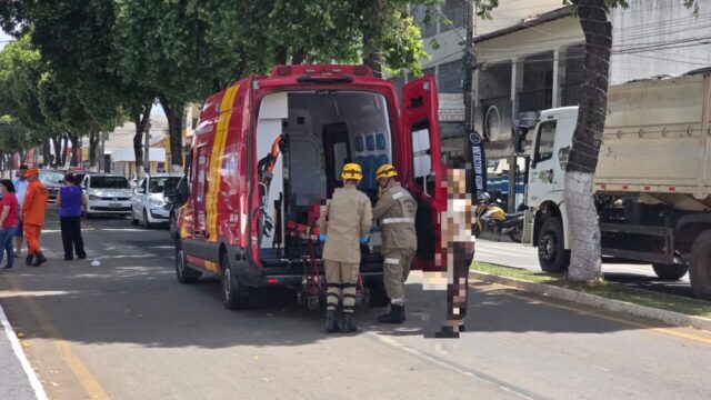Mulher fica ferida após ser atingida por bola e cair de moto em Catalão