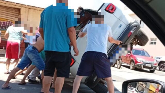 Carro tomba após colisão traseira em avenida de Catalão