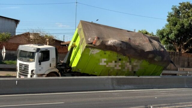 Caçamba se solta parcialmente de caminhão e provoca interdição total na BR-050, em Catalão