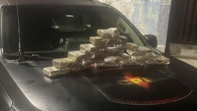 CPE prende jovem com 16 barras de maconha escondidas em saco de ração na GO-330, em Catalão