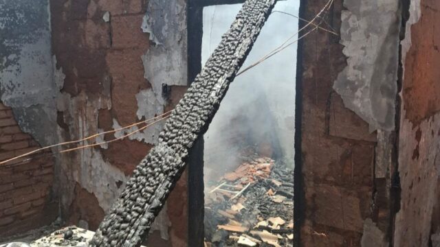 Bombeiros combatem incêndio em residência no bairro Miranda, em Araguari