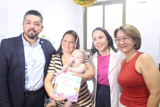 Após 407 dias internado, bebê recebe alta do Hecad nos braços da mãe