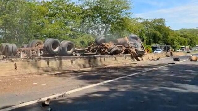 Carreta carregada com adubo tomba e interdita parcialmente a BR-050 em Uberlândia