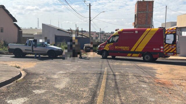 Mulher fica ferida após colisão entre moto e pick-up no bairro Cidade Jardim, em Catalão