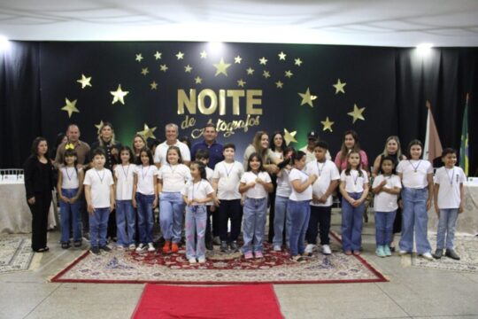 Noite de autógrafos reúne alunos do 3º ano e destaca incentivo à leitura em Ouvidor