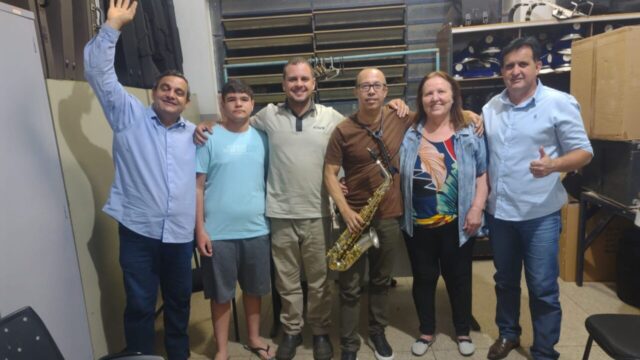 Prefeito de Goiandira discute implementação de bolsa musical para Banda Marcial em reunião com escola e Câmara