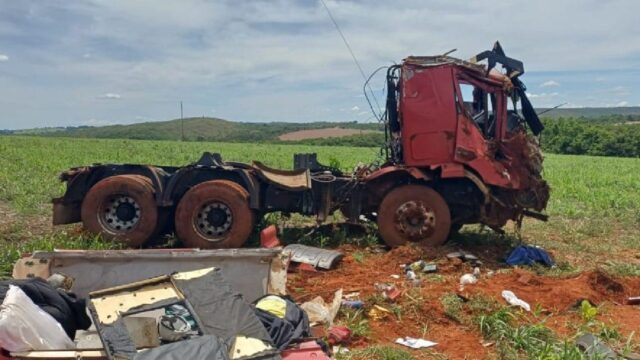Motorista fica gravemente ferido após caminhão bitrem capotar na BR-050, em Catalão