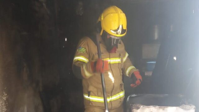 Incêndio atinge residência no centro de Goiandira; populares controlaram as chamas antes da chegada dos bombeiros