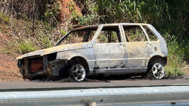 Veículo pega fogo na BR-050 em Araguari e mobiliza equipes da Ecovias Minas Goiás