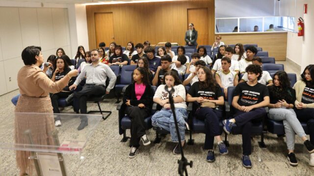 Alunos do Programa Vereador Mirim de Ipameri visitam a Assembleia Legislativa de Goiás