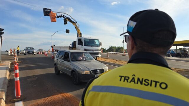 Semáforos começam a ser instalados no viaduto próximo ao Posto JK em Catalão