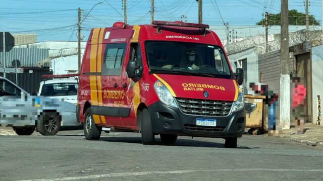 Mulher fica ferida após colisão entre carro e moto no bairro São Francisco, em Catalão