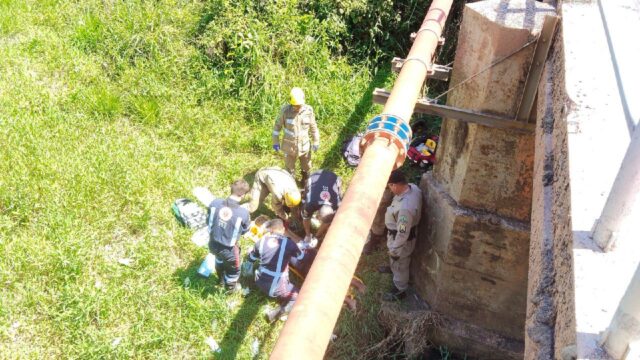 Adolescentes ficam feridos após queda de moto durante fuga da PM em Caldas Novas