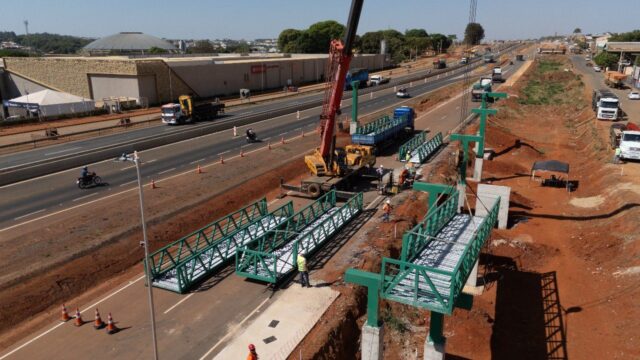 Ecovias Minas Goiás faz operação de içamento de passarela na BR-050 em Catalão