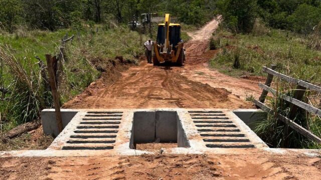 Prefeito Wisner Araújo realiza entregas de mata-burros na região do Quebra Espingarda, em Corumbaíba
