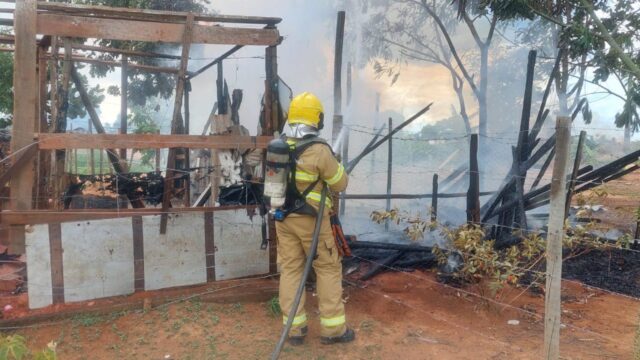 Incêndio destrói casa de madeira desabitada na Vila Cruzeiro 2, em Catalão