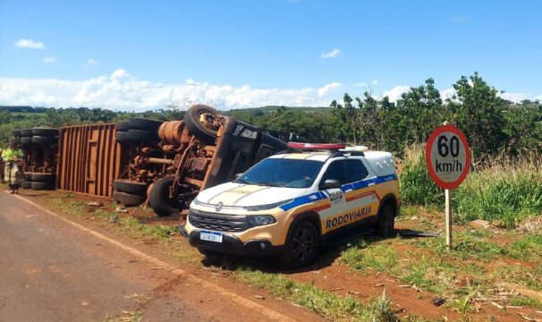 Motorista morre após carreta tombar durante ultrapassagem na MGC-154, em Ituiutaba (MG)