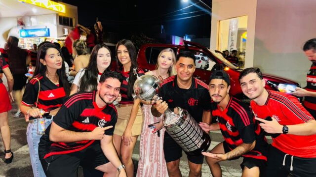 Torcedores do Flamengo tomam a principal avenida de Catalão para comemorar o tetracampeonato da Libertadores