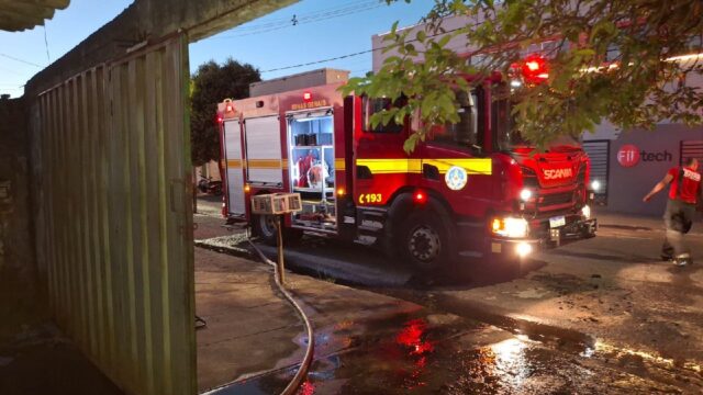 Incêndio atinge residência em Araguari e destrói quatro cômodos; ação rápida do Corpo de Bombeiros evita propagação