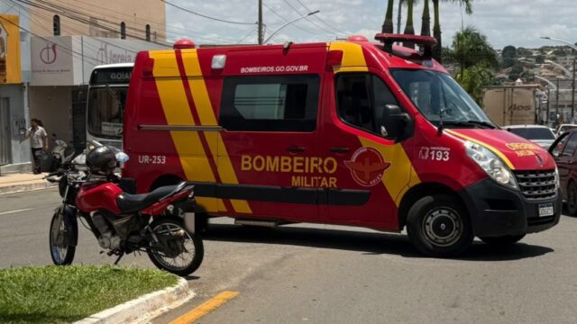 Jovem fica ferido após colisão entre carro e moto, em Catalão