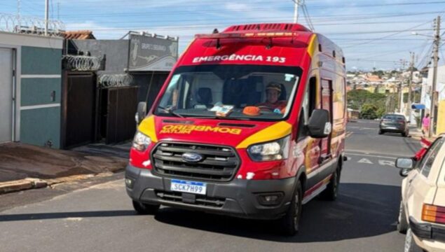 Mototaxista e passageira ficam feridos após colisão entre carro e moto em Catalão