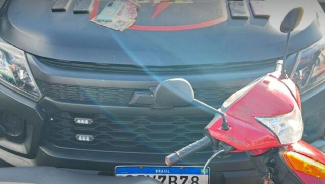 CPE recupera motocicleta furtada, apreende celulares e prende três pessoas durante ação em Pires do Rio