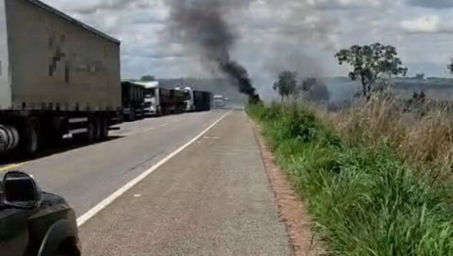 Fio de alta tensão cede, atinge caminhonete e provoca incêndio de grandes proporções no Anel Viário de Catalão