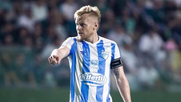 CRAC anuncia renovação de contrato com o volante Robson Alemão para a temporada de 2026