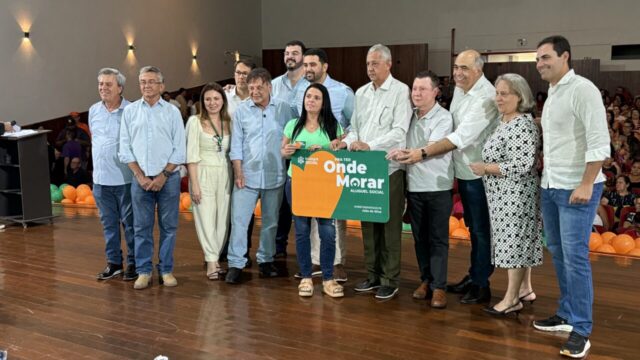 Governo de Goiás realiza entrega de cartões Aluguel Social e escrituras do programa habitacional em Catalão
