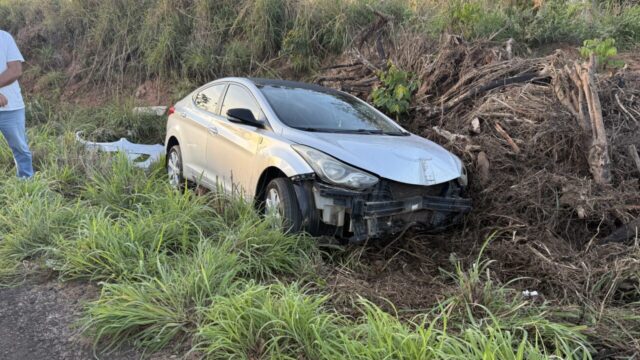 Motorista perde controle e veículo sai da pista na GO-330 em Catalão