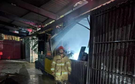 Incêndio destrói pastelaria em contêiner de praça de alimentação em Uberaba