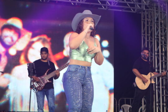 Shows de Maryedda Fernandes e DJ Vovô James animam o sábado com o “Desafio do Limão” no Festival Gastronômico de Anhanguera