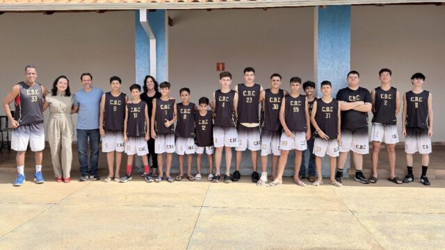 Prefeitura de Cumari entrega novos uniformes ao time de basquete do município