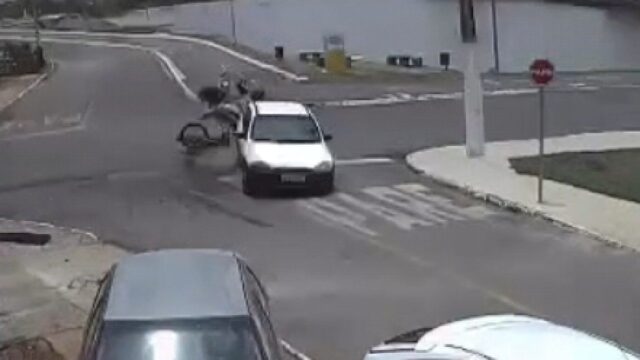 Câmera de segurança registra momento de acidente entre moto e carro em Catalão