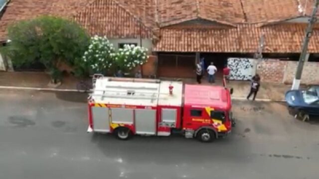 Incêndio atinge residência em Ouvidor; proprietário conseguiu controlar as chamas antes da chegada dos bombeiros