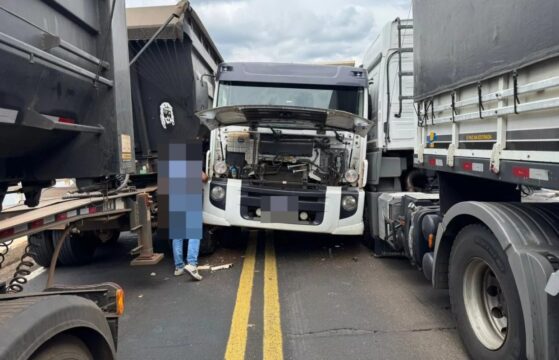 Colisão entre dois caminhões interdita totalmente a ponte da BR-365 em Uberlândia