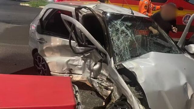 Motorista fica ferido em colisão entre dois carros na Avenida João Naves de Ávila, em Uberlândia