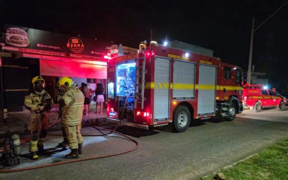 Explosão de botijão de gás provoca incêndio em lanchonete de Uberlândia e assusta moradores do bairro São Jorge