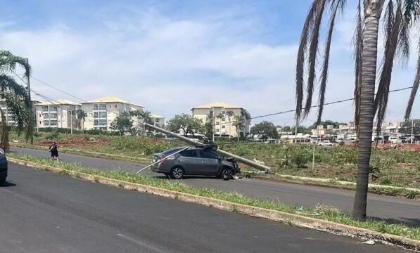 Mulher fica ferida após bater carro em poste entre os bairros Granja Marileusa e Terra Nova, em Uberlândia