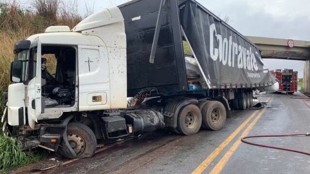 Acidente com carreta interdita BR-365 em Uberlândia após motorista passar mal
