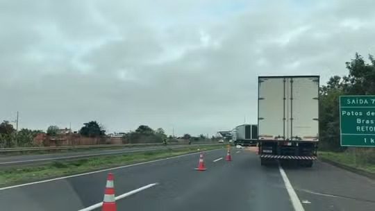 Acidente entre caminhões causa congestionamento na BR-050 em Uberlândia