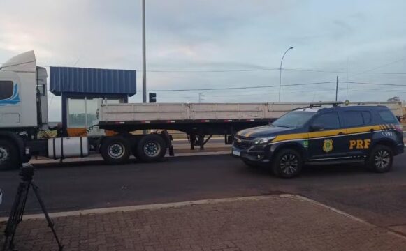 PRF recupera semirreboque roubado na BR-050 em Uberlândia; motorista é preso por receptação