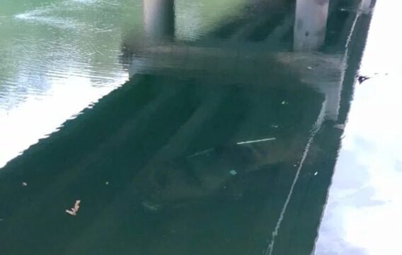 Carro aquaplana e cai no Rio Araguari entre Uberlândia e Araguari; ocupantes conseguem sair ilesos