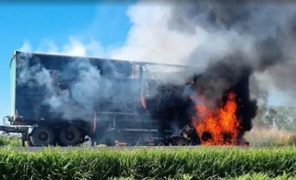 Carreta carregada com algodão pega fogo na BR-050 em Araguari e causa congestionamento de 7 km