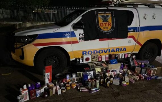 PMRv apreende carga de perfumes e celulares importados irregularmente na MG-255, em direção a Uberlândia