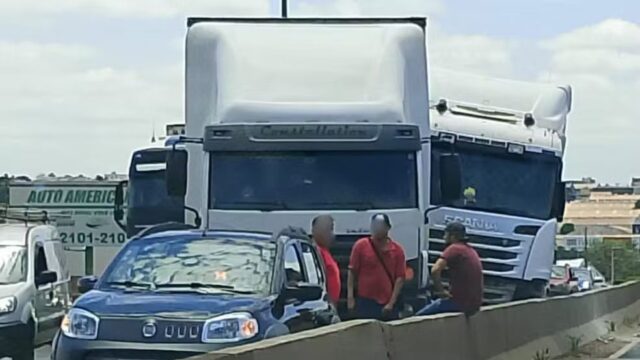 Batida entre caminhões bloqueia BR-050 sobre viaduto da Floriano Peixoto e causa congestionamento de quase três horas em Uberlândia