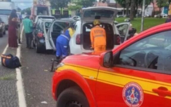Engavetamento com quatro veículos causa transtornos na região central de Uberlândia