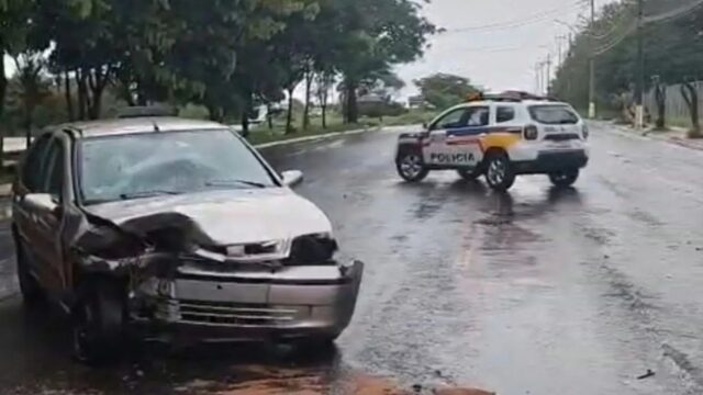 Motorista embriagado e sem habilitação bate em caminhão estacionado e é preso em Araguari