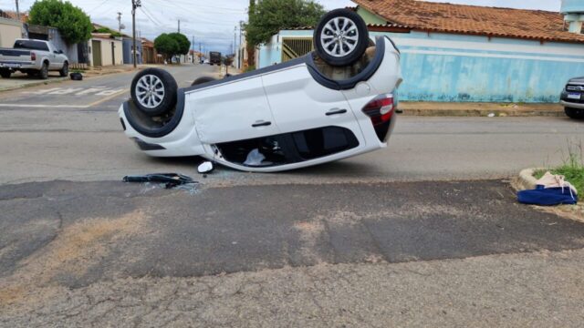 Acidente entre dois carros causa capotamento no bairro Ipanema, em Catalão